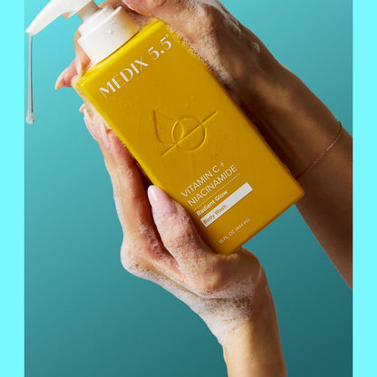 MEDIX 5.5 RADIANT GLOW VITAMIN C + NIACINAMIDE BODY WASH - 444ml